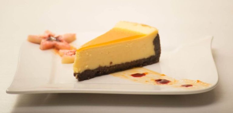 Cheesecake cu mango si fructul pasiunii